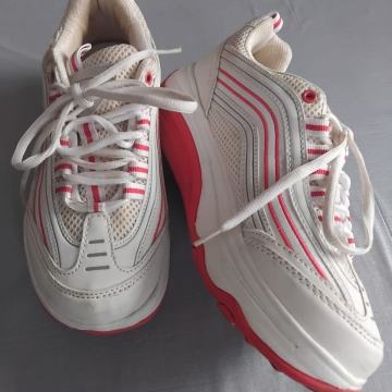 Prodajem ženske Walkmax tenisice.