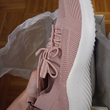 Puder roza tenisice Zara