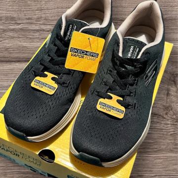 Skechers vapor foam tenisice vel 38, novo