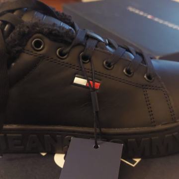 NOVE T0MMY HILFIGER BROJ 40