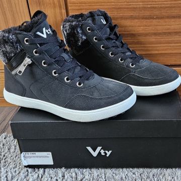 Tenisice visoke sa krznom  nove 38