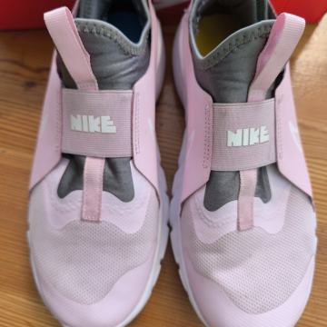 Tenisice Nike 38.5 kao nove, korištene samo u dvorani pola sezone