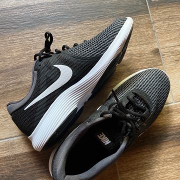 Tenisice Nike Revolution 4 ženske br. 40