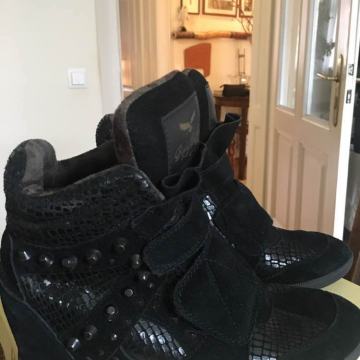 Replay tenisice sa povisenom petom