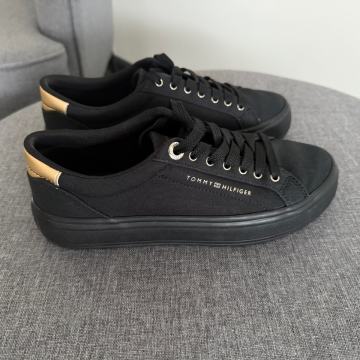 Tommy Hilfiger crne platnene tenisice - veličina 36