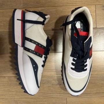 Tommy Hilfigher novo 42