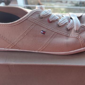 Nove Tommy Hilfinger br 41