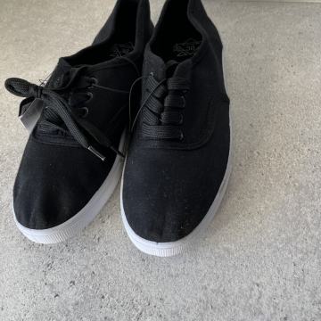 Crne tenisice vl. 38  / TOTALNA ČISTKA