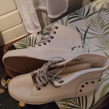 Visoka ženska  tenisica