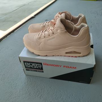 Ženska tenisica Skechers br 41.super stanje!