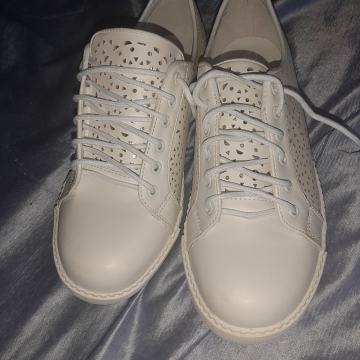 Nove ženske cipele - tenisice