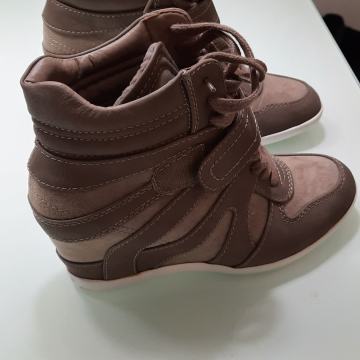 Ženske tenisica puna peta