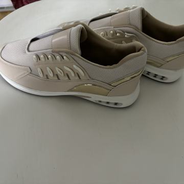 Tenisice bež boja 41 broj