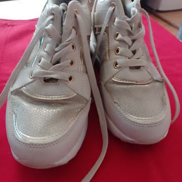 Zenske tenisice. Broj 37