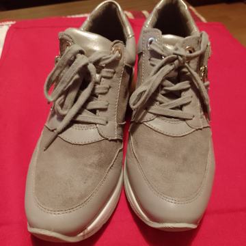 Zenske tenisice. Broj 37