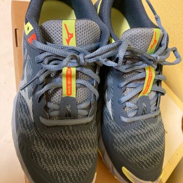 Zenske tenisice broj 38.5