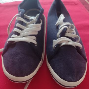 Zenske tenisice platnene. Broj 39