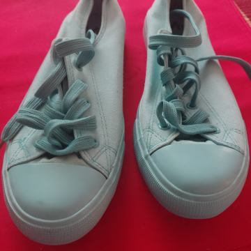 Zenske tenisice platnene. Broj 39