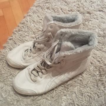 zenske tenisice sive boje