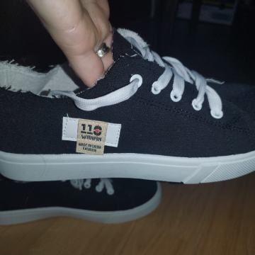 Zenske tenisice nove