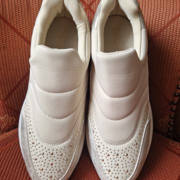 Nove ženske tenisice