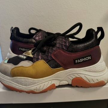 Ženske tenisice, vel 39