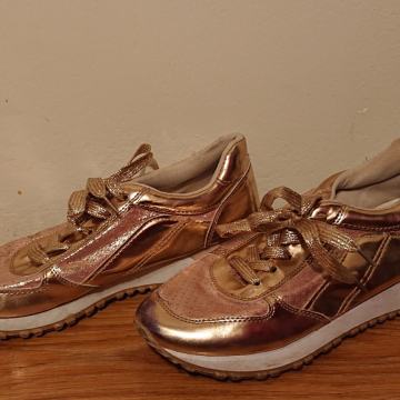 Ženske zlatne tenisice