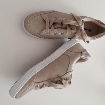 Nove zlatne tenisice