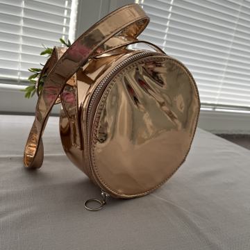 Bershka Rose Gold okrugla torbica