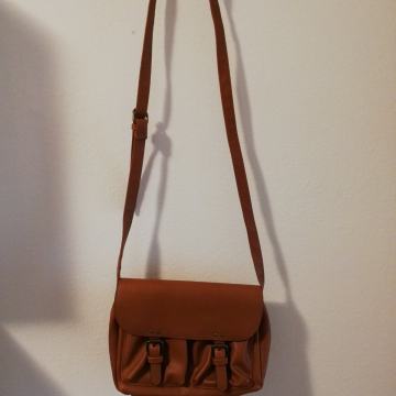 Bershka konjak torbica /TOTALNA ČISTKA