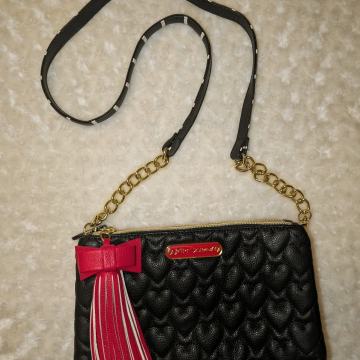 Betsey Johnson crno crvena torba nikad nošena