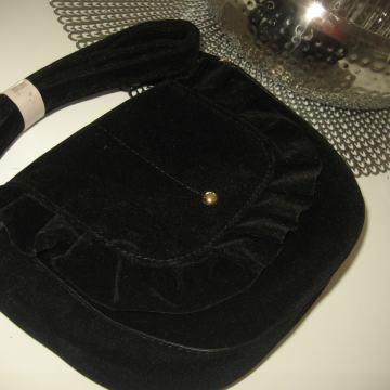 CRNA PLIŠANA BARŠUNASTA TORBA S VOLANIMA - NOVO