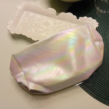 BIJELA KOZMETIČKA TORBICA S SEDEFASTIM ODSJAJEM - NOVO