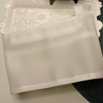 BIJELA KOZMETIČKA TORBICA - NOVO