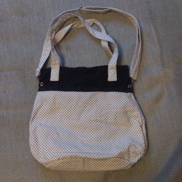 Bijela torba na plave točkice