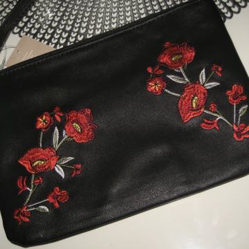 NOVA CRNA TORBA S CVJETNOM APLIKACIJOM - NOVO