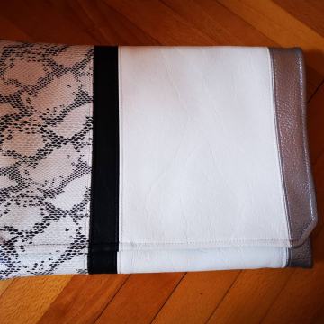 Bijelo srebrna torbica