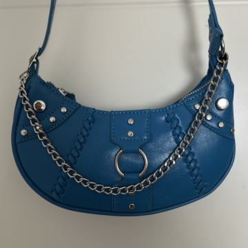 Plava crossbody/shoulder torbica s lancem • Soya • trendi Y2K stil