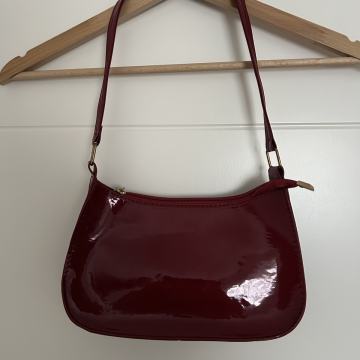 Bordo lakirana baguette torbica • Y2K stil • elegantan shiny finish