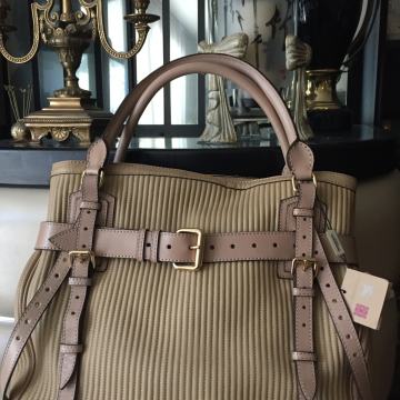 BURBERRY  bež kožna torba sa remenima sa etiketom
