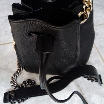 Crna bucket torbica od prave kože s metalnim lančanim  remenom