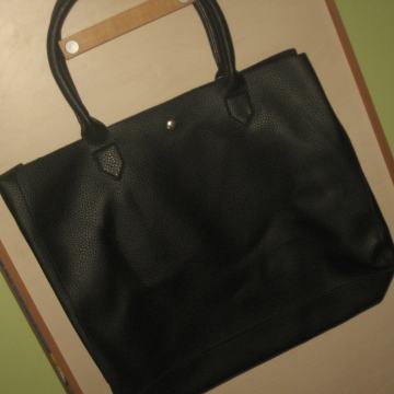 NOVA S ETIKETOM CRNA "KOŽNA" TORBA