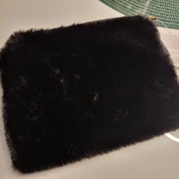 CRNA KRZNENA KOZMETIČKA TORBICA NOVO