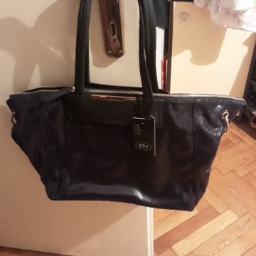 Crna lakirana nova torba