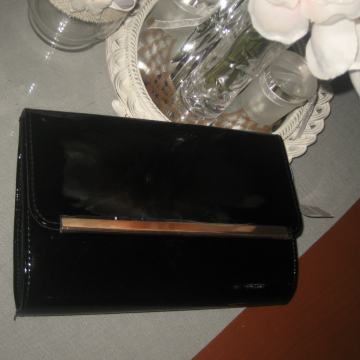 NOVA CRNA LAKIRANA TORBA SA ZLATNIM DETALJIMA