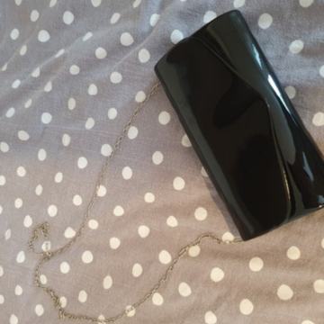 Crna lakirana torbica