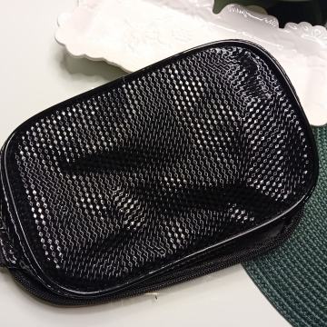 CRNA LAKOVANA KOZMETIČKA TORBICA - NOVO