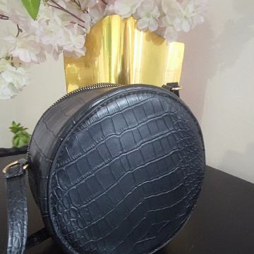 Crna okrugla torbica