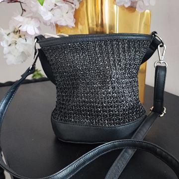 Crna pletena torbica