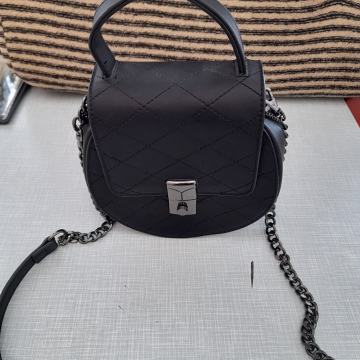 crna ručna ženska torbica